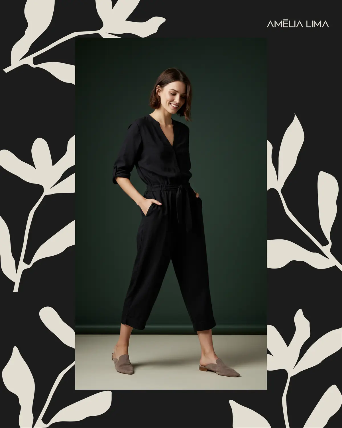 Mulher de macacão preto em uma moldura, sobre padrão de folhas em off-white e preto.