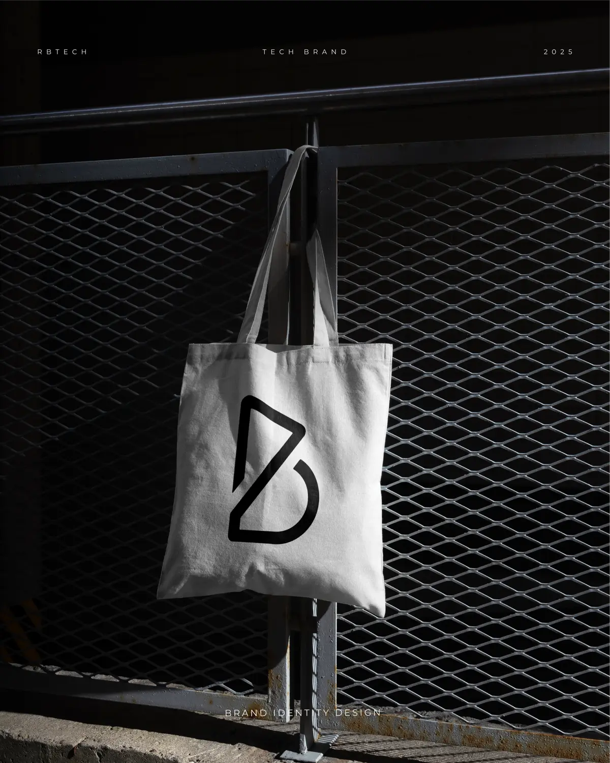 Ecobag branca com o símbolo da RB Tech, pendurada em uma grade.